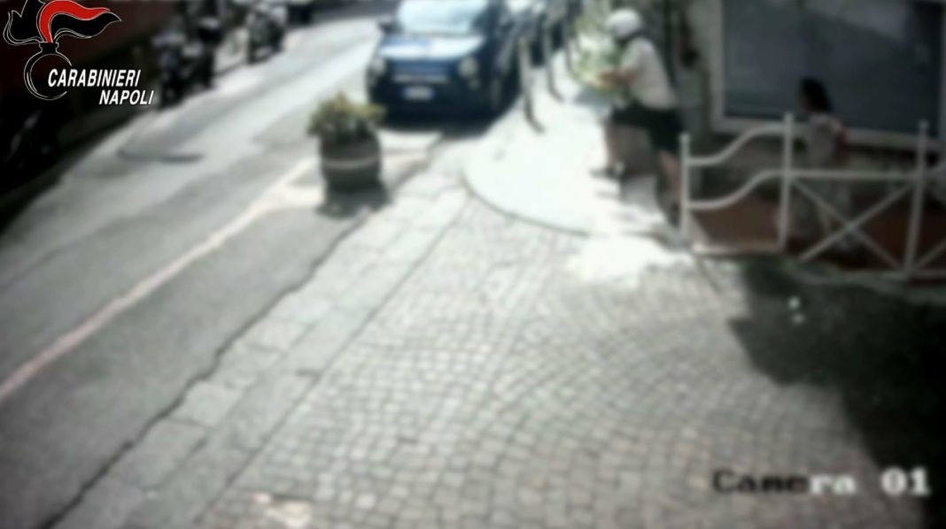 Scippo in scooter al Vomero: carabinieri smascherano e denunciano 48enne grazie alla videosorveglianza