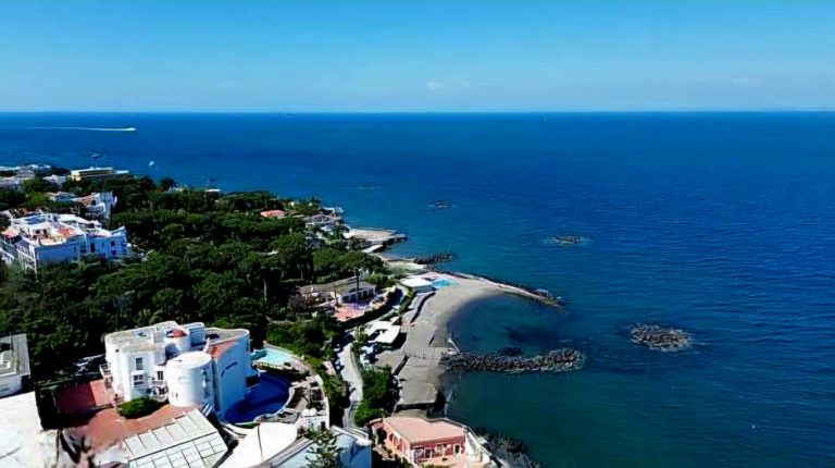 Cabinato si schianta sugli scogli dinanzi Ischia Lido: salvati i 4 passeggeri. Ferito lievemente il timoniere (immagine di repertorio)