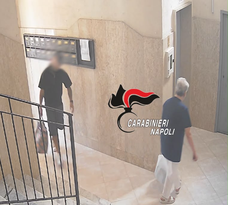 Scampia, fermato rapinatore seriale: raggirava con cortesia gli anziani e poi li rapinava in ascensore impugnando una pistola