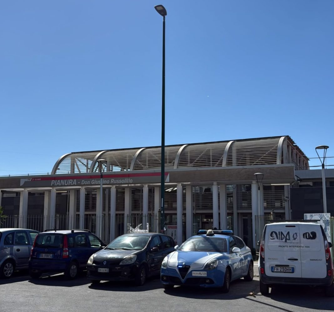 Duplice accoltellamento a bordo di un treno della Cumana diretto a Licola: due adolescenti feriti dopo una lite per futili motivi