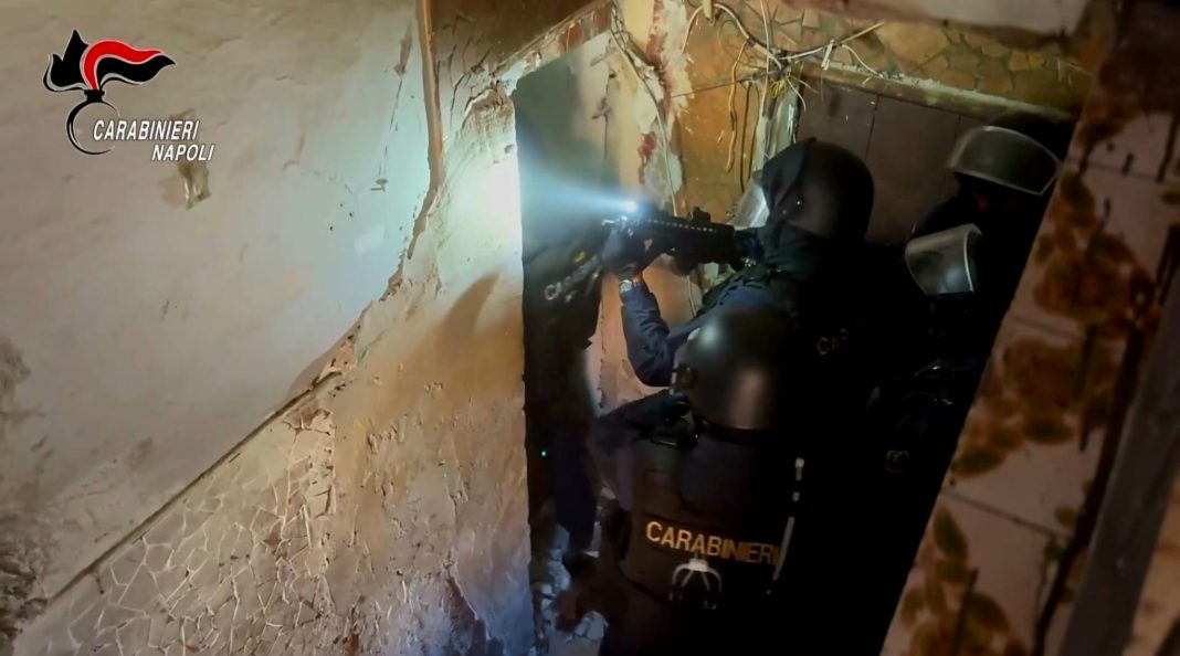 Maxi blitz anticamorra all'alba dei carabinieri nei quartieri di Pianura, Soccavo e Fuorigrotta: 31 arresti
