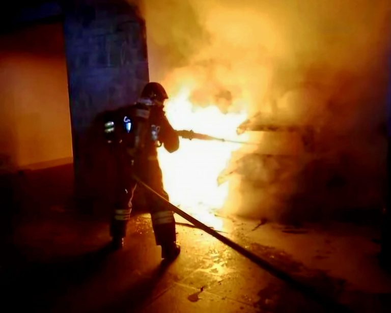 Fiamme nella notte a San Giovanni a Teduccio: bar distrutto dal fuoco. Per gli investigatori il rogo è doloso