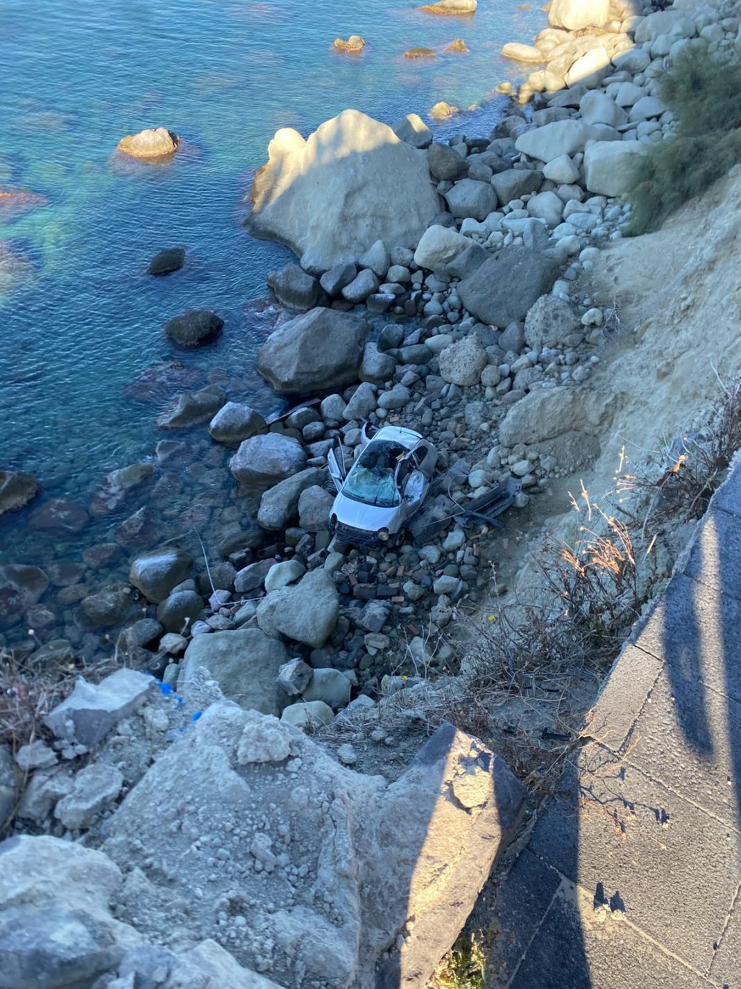 Bravata nella notte a Forio d’Ischia: tre giovanissimi s’impossessano di un’auto che poi si ribalta schiantandosi su una scogliera