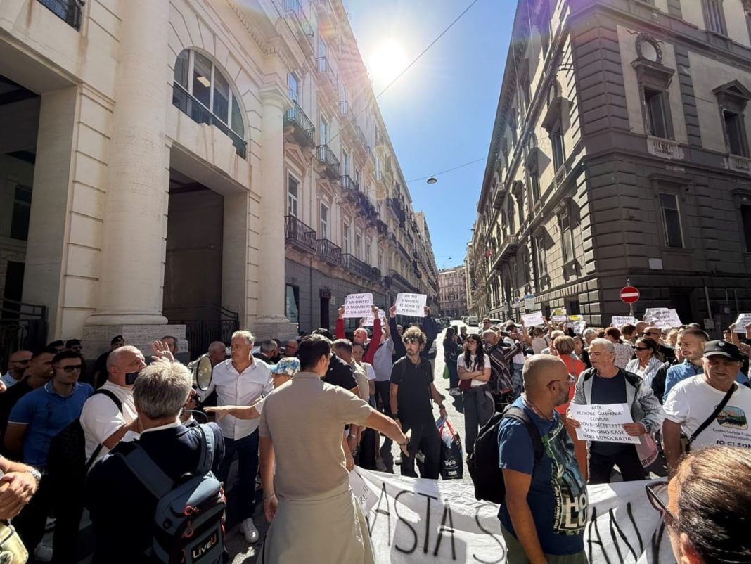 Terremoto, sfratti a Pozzuoli: protesta dei cittadini sotto la sede dell’Acer. Chiesto incontro urgente con l’assessore regionale Claudia Pecoraro