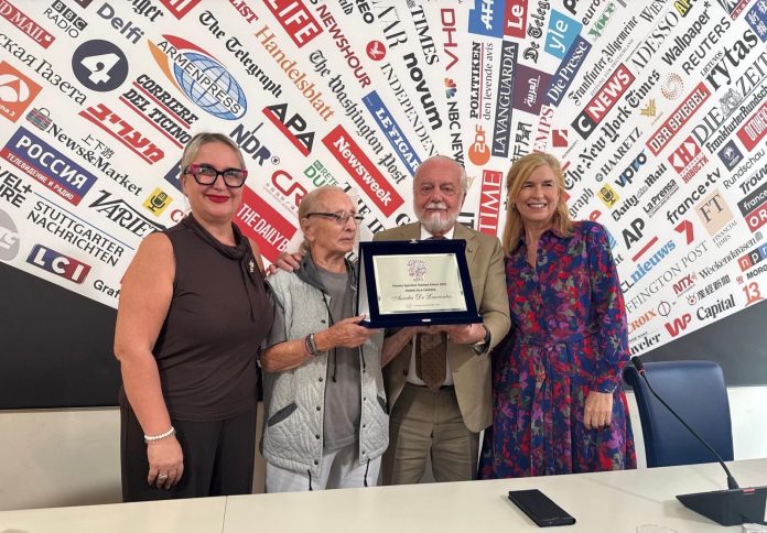 De Laurentiis riceve un premio dall'Associazione della Stampa Estera in Italia