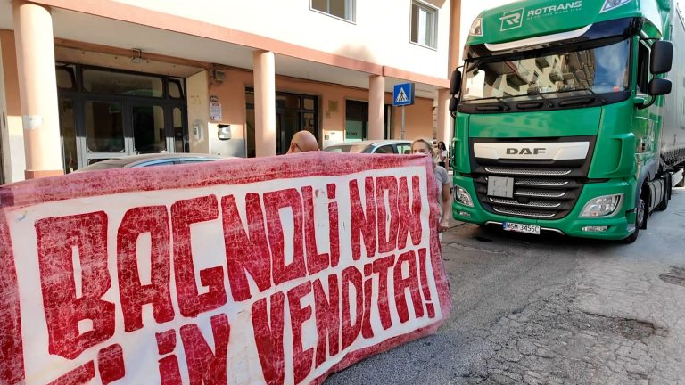 Nuova manifestazione a Bagnoli contro la Coppa America: bloccati i camion dei cantieri