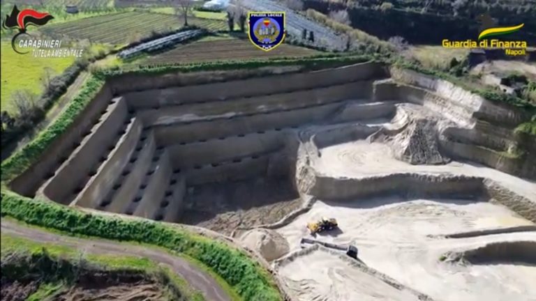 Rifiuti, smaltimenti illeciti nell'ex cava Suarez a Napoli