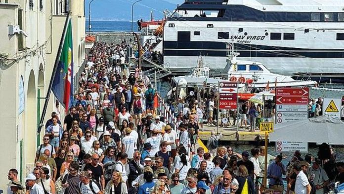 capri sbarco nave folla porto Sbarco a Capri con 41 grammi di hashish negli slip: 18enne arrestato