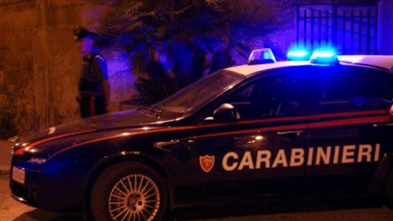 Minorenne ferito al volto con un coltello a Napoli nella notte: è caccia all’aggressore. Mistero sul movente