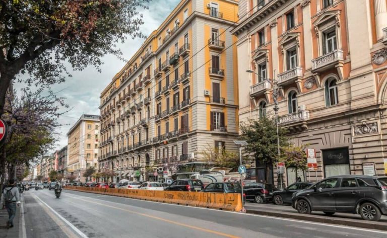 Scippi, furti e auto che sfrecciano veloci al Rettifilo. Prefetto: ci saranno più controlli