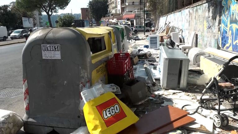 Degrado tra Soccavo e Rione Traiano, cittadini: "È una discarica a cielo aperto"
