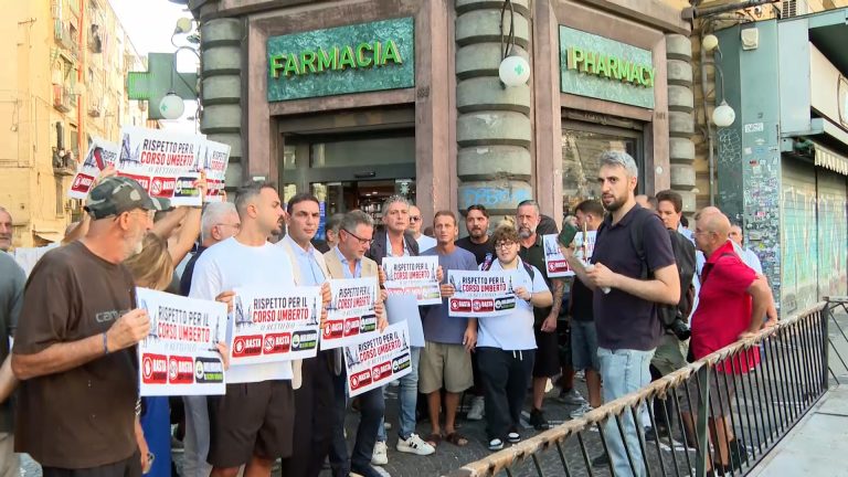 Scippi e rapine, flash mob dei commercianti al Corso Umberto