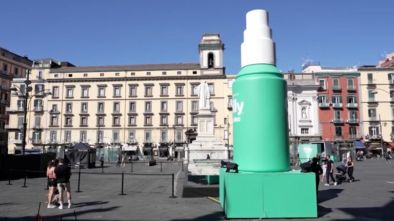 Napoli, compare mega deodorante intimo a piazza Dante ed è subito polemica