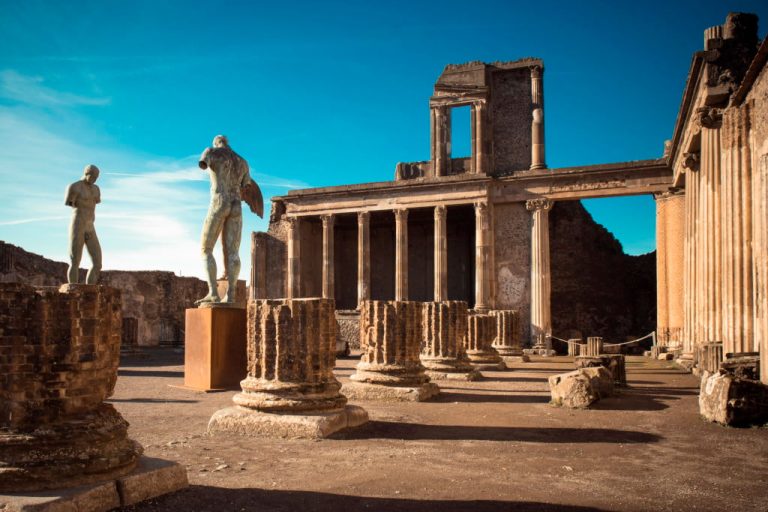 Si spaccia per guida e abusa di un minore: arrestato custode degli scavi di Pompei