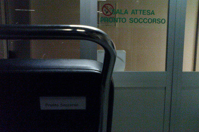 Attesa troppo lunga in ospedale: donna aggredisce e picchia un infermiere dell'ospedale Pellegrini di Napoli