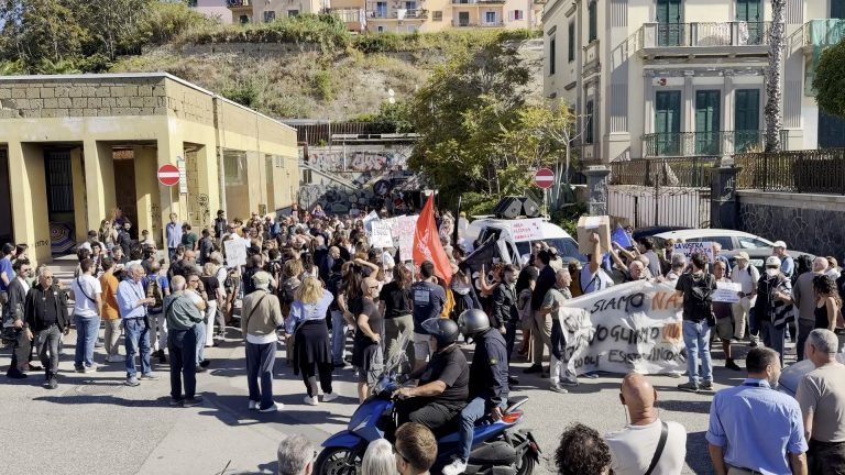 Lavori America's Cup, protesta a Bagnoli contemporaneamente alle preregate sul lungomare