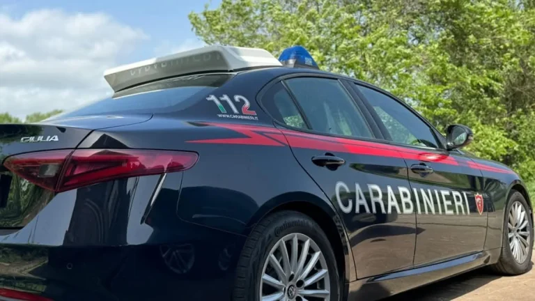 Calci e pugni alla fidanzata in auto per gelosia. Arrestato dai carabinieri nel centro di Sant'Anastasia in provincia di Napoli