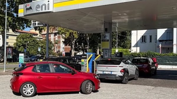 Caro carburanti, scattano le tariffe Eni. File di auto ai distributori; ma le scorte sono già finite