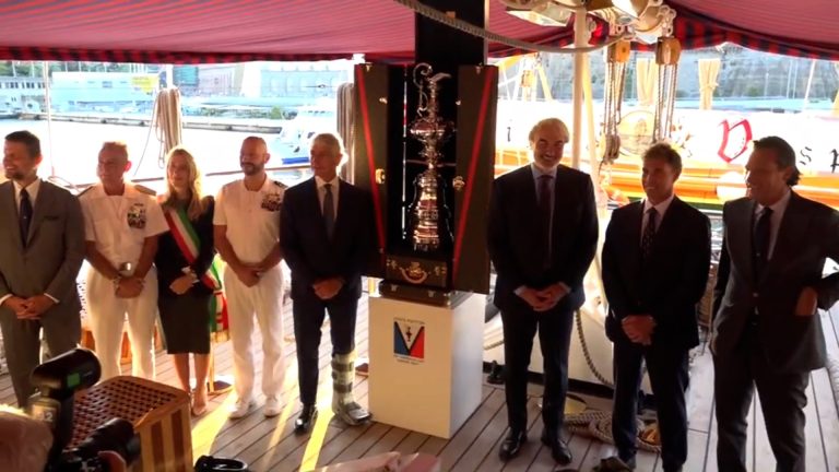 Napoli, America's cup e Amerigo Vespucci si incontrano