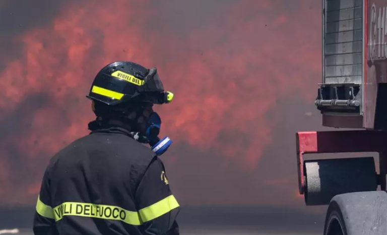 Discarica in fiamme ad Airola: nubi tossiche sulla Valle Caudina. I sindaci chiedono lo stato di calamità