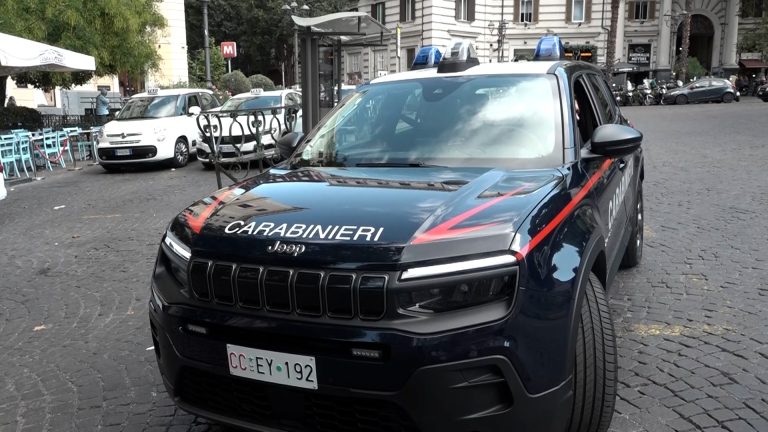 Sedicenne accoltellato alla schiena in piazza Vanvitelli