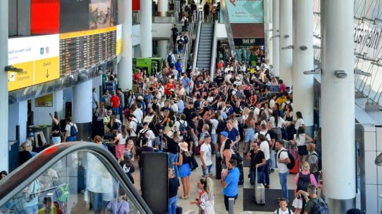 Guasto tecnico all'ENAV. Cancellazioni ritardi aeroporti Napoli Capodichino e Salerno