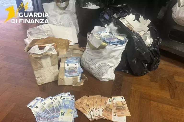 Zecca clandestina smantellata dalla guardia di finanza a Napoli: sequestrate banconote false per un valore di 400mila euro: 3 persone arrestate