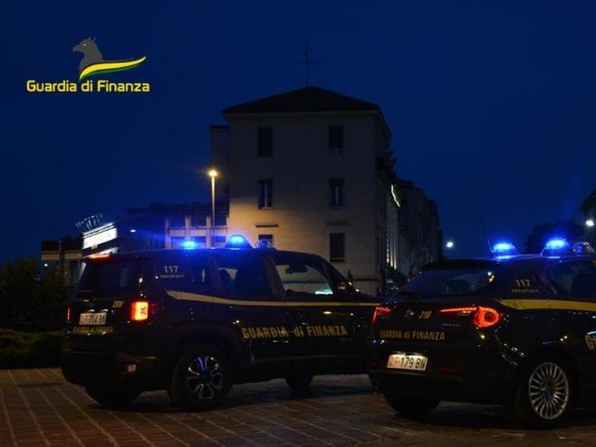 Sigilli alla banca segreta gestita dalla camorra in Lombardia: 30 arresti. Sequestrati beni per 21 milioni di euro. Traffico di fatture per 110 milioni