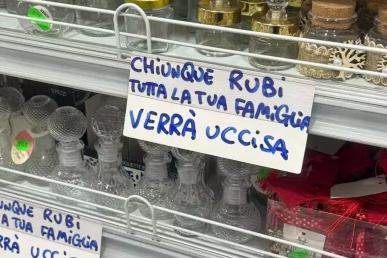 Cartelli choc contro i ladri tra gli scaffali di un negozio cinese a Pomigliano d'Arco. Scatta la denuncia per il titolare dell'esercizio commerciale.