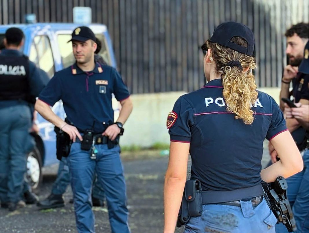 Sparò alla gamba del proprietario di una agenzia di scommesse a Pompei e rapinò 5 mila euro. Braccato, si è consegnato alla polizia