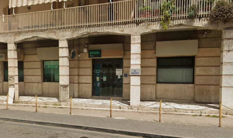 ‘Spaccata’ nella notte a Cardito: furto con scasso nella filiale della BPER di piazza Santa Croce. Indagano i carabinieri
