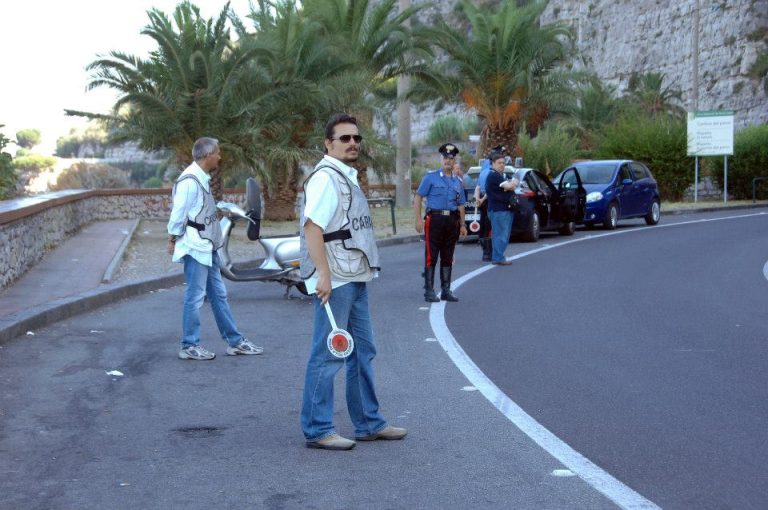 Anziano fissa a casa sua un incontro sessuale via web. Si presenta una giovane incinta che lo rapina di 600 euro. Due arresti in penisola sorrentina