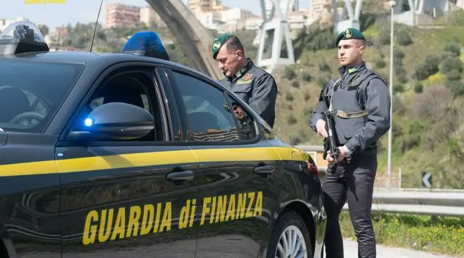 Contrabbando: bloccato tir con 30mila litri di benzina a Marigliano. Due persone denunciate dalla guardia di finanza