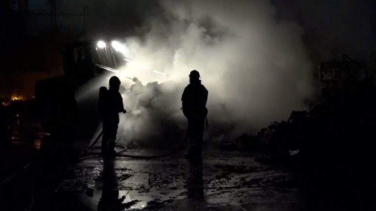 Fiamme all’isola ecologica di Pianura: zona chiusa alla circolazione