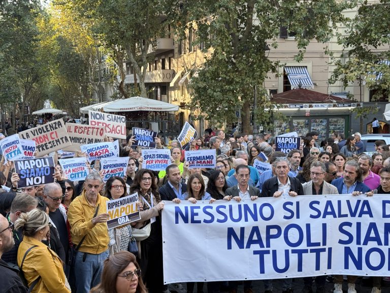 La Napoli che chiede sicurezza si ritrova in piazza Vanvitelli dopo l’aggressione