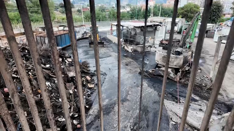 Incendio isola ecologica riaccende attenzione su emergenza rifiuti a Pianura