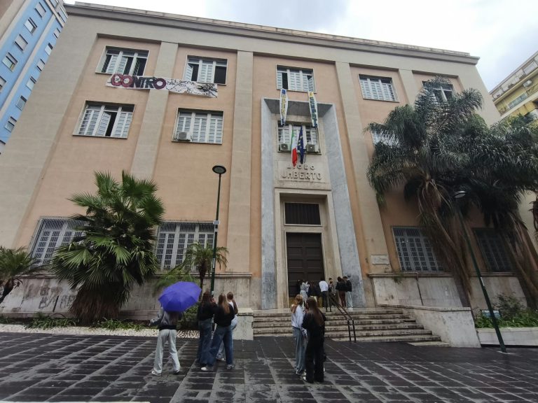 Napoli, occupati dagli studenti i licei Umberto, Mercalli, Genovesi, Sannazaro e Tito Lucrezio Caro