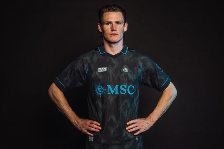 PHOTOGALLERY – Il Napoli presenta la maglia di halloween dedicata al Munaciello