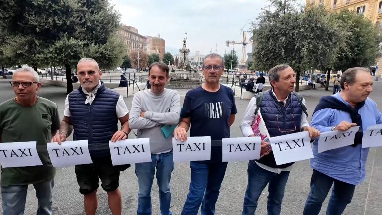 Napoli, tassisti in presidio contro i rincari