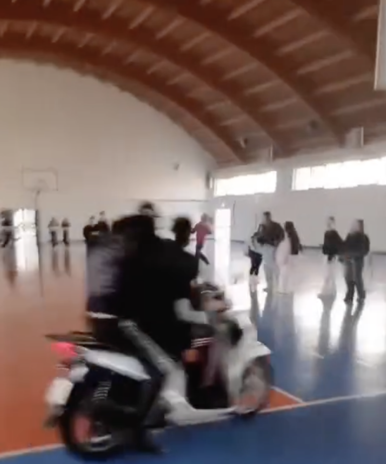 A Fuorigrotta nell'istituto Rossini occupato dagli studenti, due scooter sfrecciano tra gli applausi nella palestra appena inaugurata