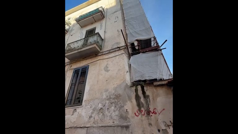 precipita da impalcatura in cantiere a napoli, grave operaio