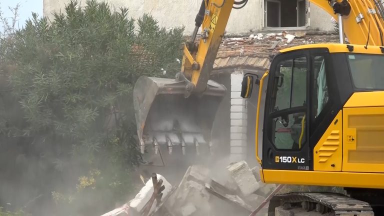 Tornano le ruspe a Castel Volturno, demolito il primo dei 5 immobili da abbattere