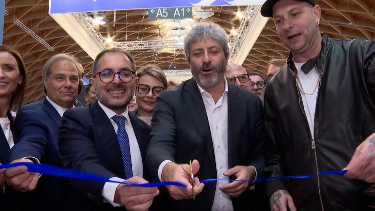 Turismo, inaugurato lo stand della Campania al TTG di Rimini: una rotta, mille destinazioni