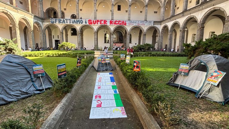 Caro affitti, alla Federico II studenti in tenda per protesta