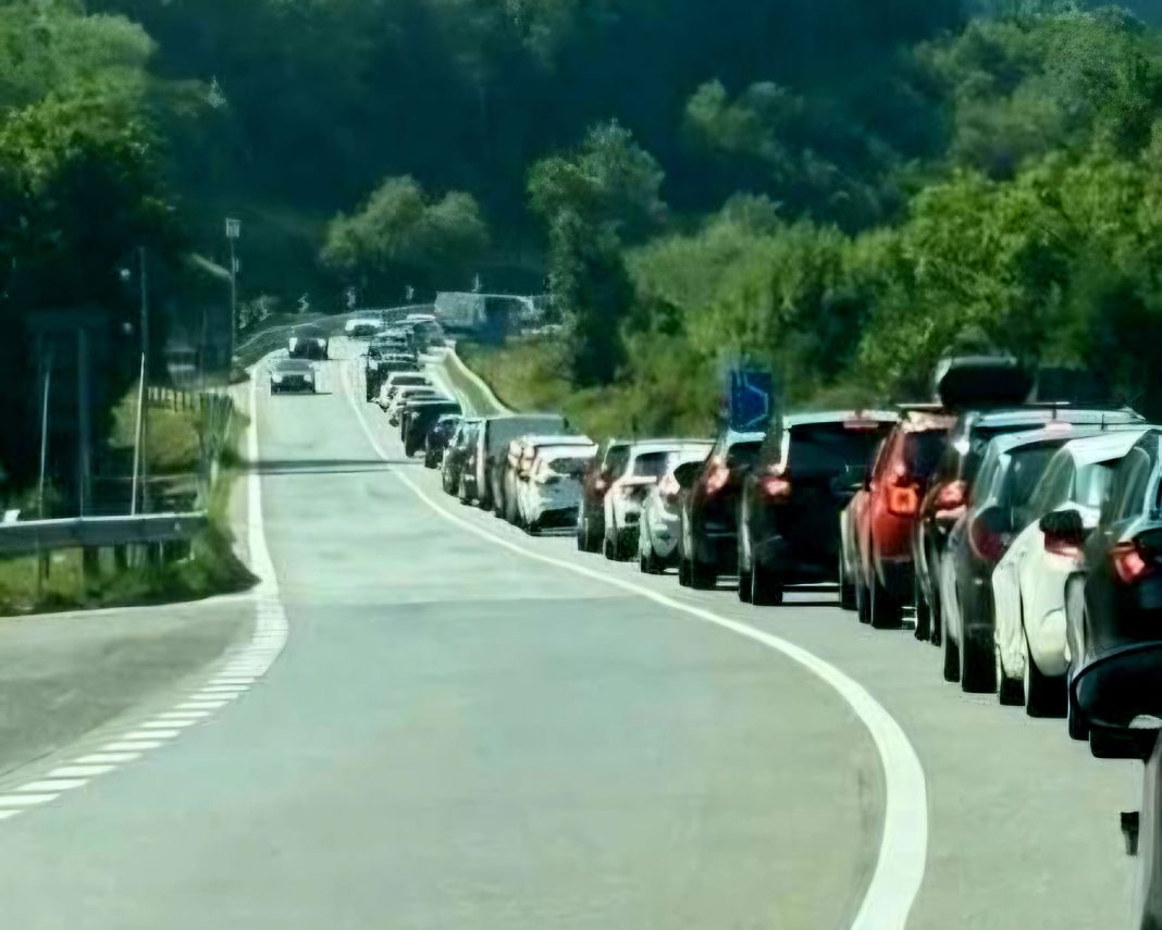 Scontro frontale sulla statale ‘Telesina’: nell’impatto tra un auto e un camion un morto e due feriti. Anas al lavoro