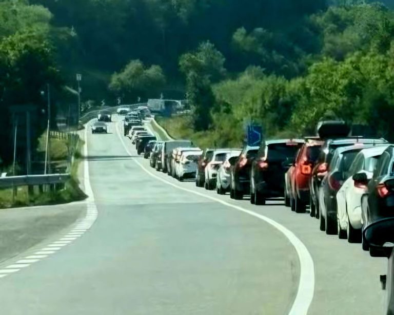 Scontro frontale sulla statale ‘Telesina’: nell’impatto tra un auto e un camion un morto e due feriti. Anas al lavoro