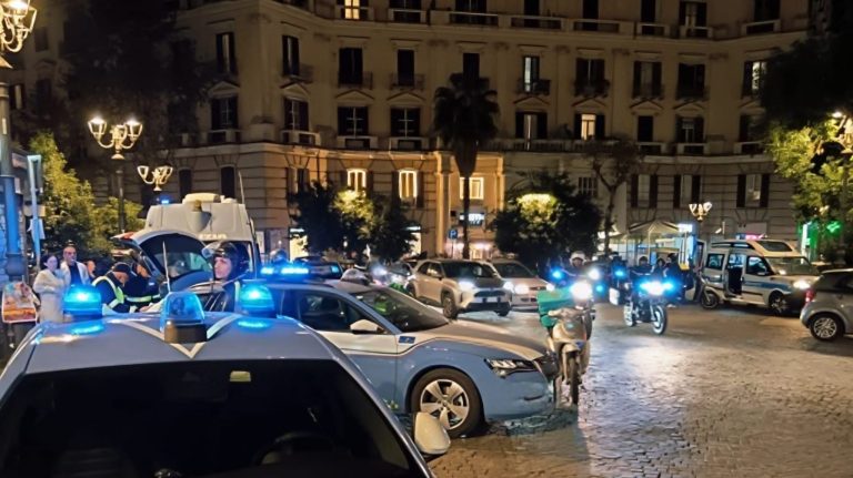 Massacrato dal branco e schiacciato dal camion dei rifiuti: dramma al Vomero per salvare le figlie. L'uomo è stato operato d'urgenza