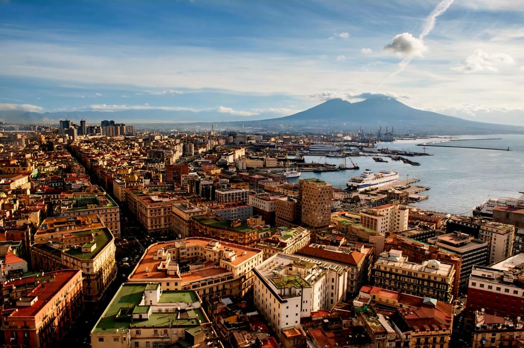 Boom di affitti brevi a Napoli, 188 milioni di euro il fatturato. Studio del Politecnico di Torino: le case sottratte ai residenti dai grandi gestori dei B&B