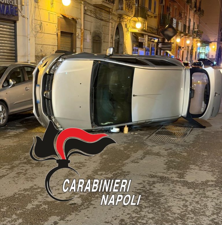 Giallo a San Giovanni a Teduccio, auto ribaltata al centro della carreggiata. All’interno i carabinieri trovano sangue e mezzo chilo di esplosivo