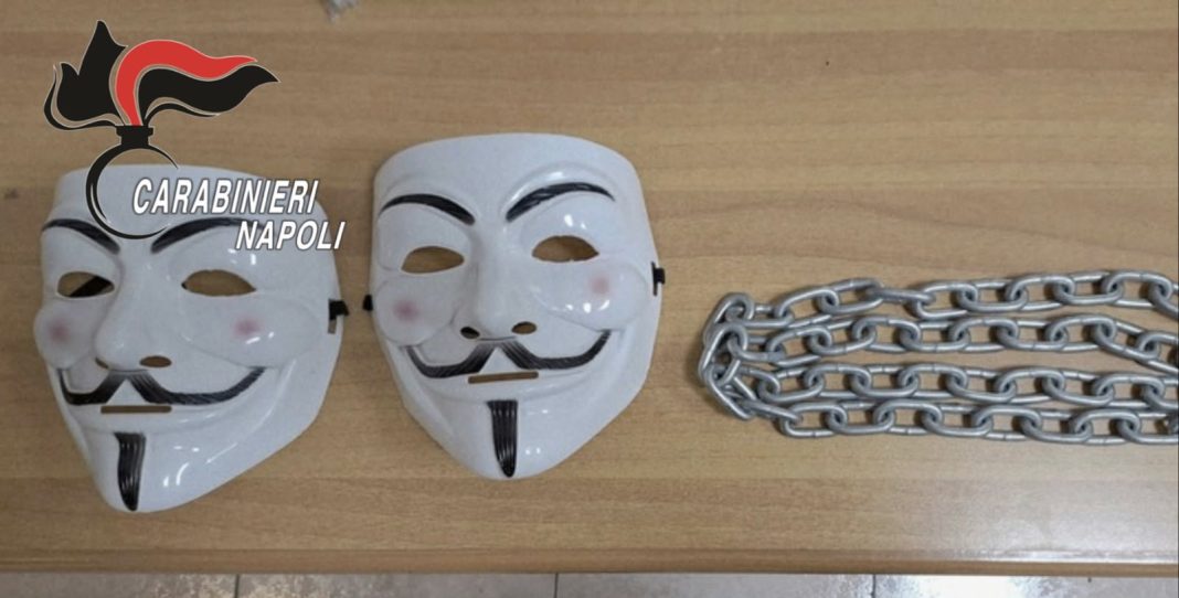 Blitz al liceo Alberti con volti mascherati e catena: bloccato il tentativo di occupare la scuola